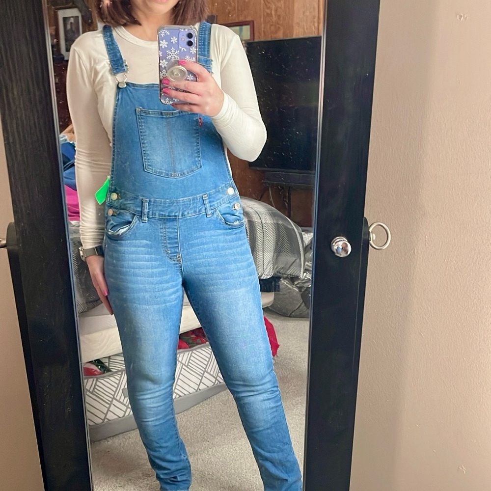 Levi’s light wash juniors overalls